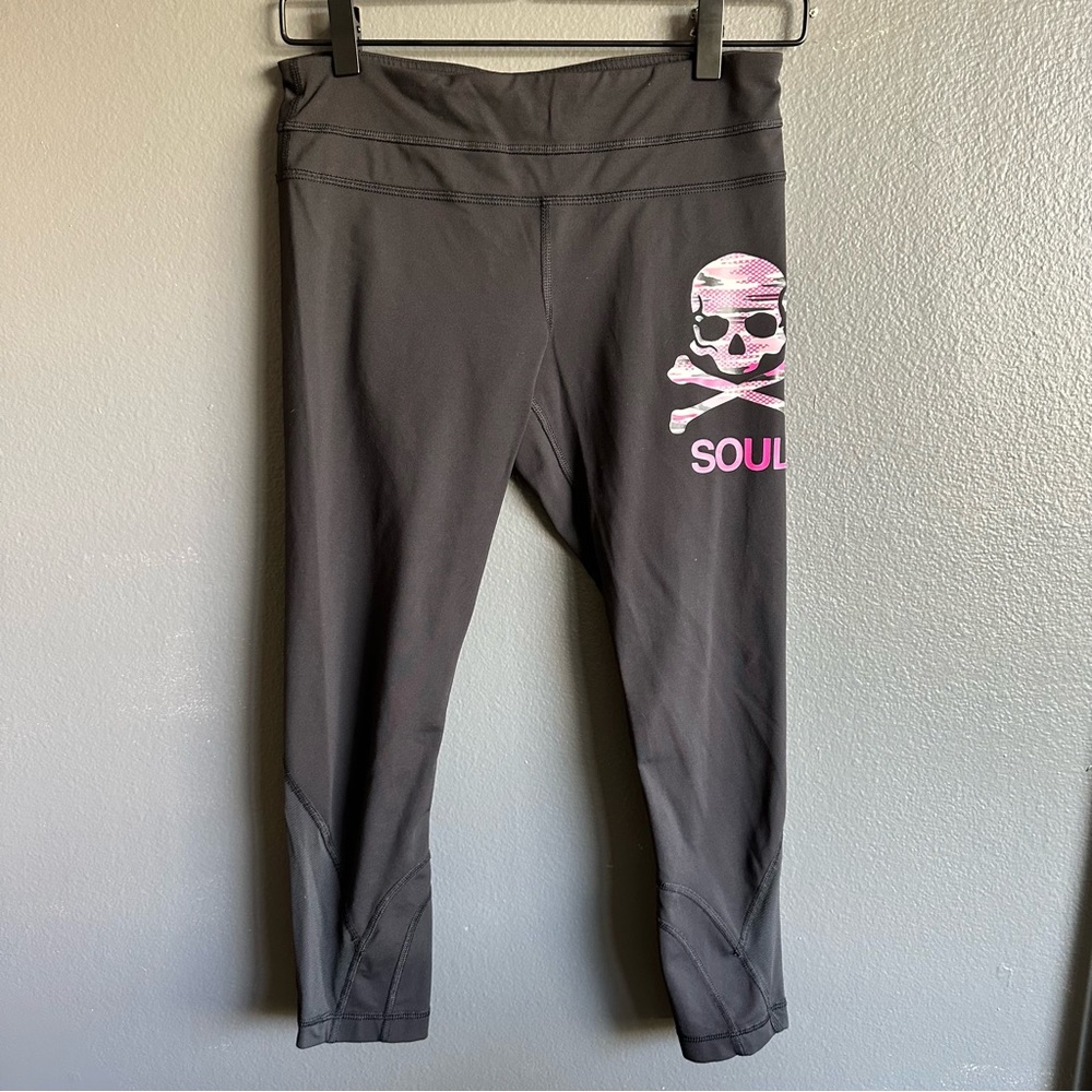Lululemon SoulCycle workout capris with pink camo skull and crossbones size 6